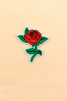 Нашивка роза белая обводка