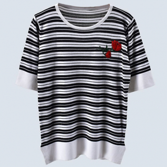 Футболка трикотаж в черную полоску вышивка красные розы