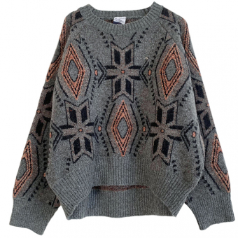 Свитер серый круглый вырез разные узоры оранжевые ромбы сзади длинее
