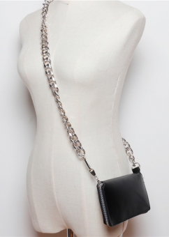 Сумка поясная на крупной цепи с серебристым замком по краю