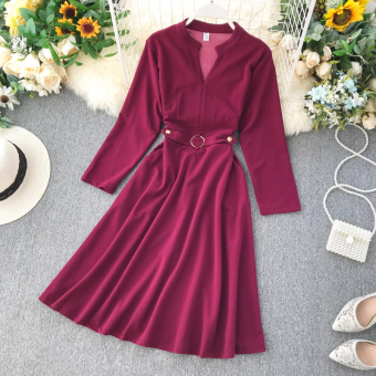Платье с V-вырезом пояс с кольцом пришит спереди