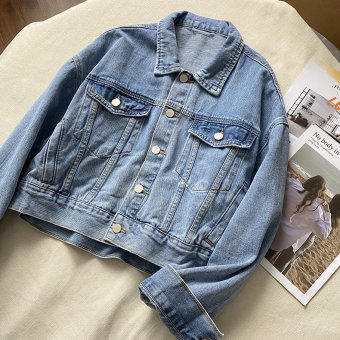 Джинсовая куртка на спине аппликация кроссовки и надпись