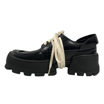 Ботинки грубые белые шнурки вокруг стопы