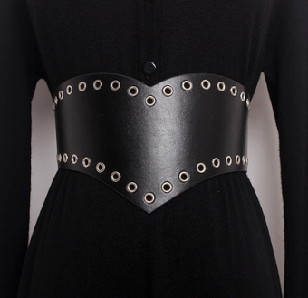 Пояс корсет в виде сердца по длине у края люверсы