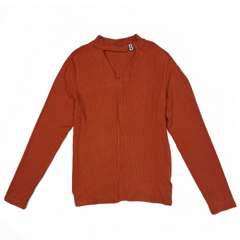 Лонгслив стрейч V-вырез чокер-полоса с пряжкой буква В в стразах