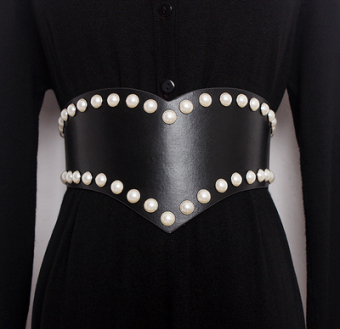 Пояс корсет в виде сердца по длине у края жемчужины