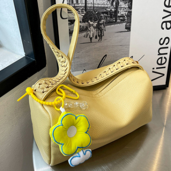 Сумка зернистая эко кожа ремешок с плетением брелок желтый цветок