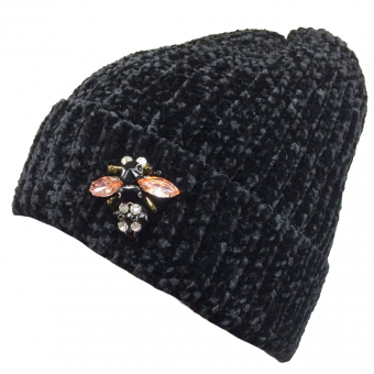Шапка велюровая пряжа брошь стразы жук
