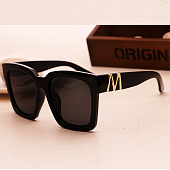 картинка Очки широкая пластиковая оправа буква М на дужках от магазина LonnaMag