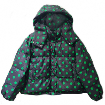 Пуховик объемный короткий с капюшоном в зеленый горошек