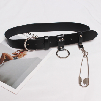 Ремень с круглой пряжкой, кольцом и большой булавкой