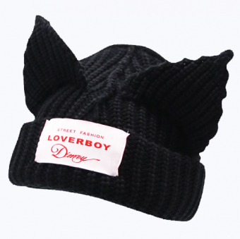 Шапка острые кошачьи ушки подворот нашивка LoverBoy