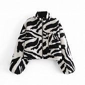 Картинка Бомбер плюшевый oversize зебра от магазина LonnaMag