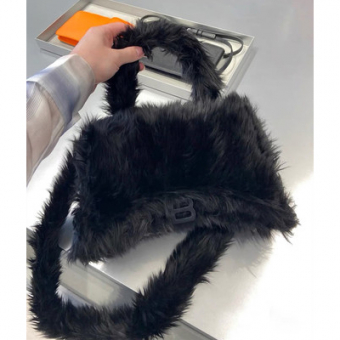 Сумка пушистая маленькая на клапане буква В + длинный пушистый ремешок на плечо