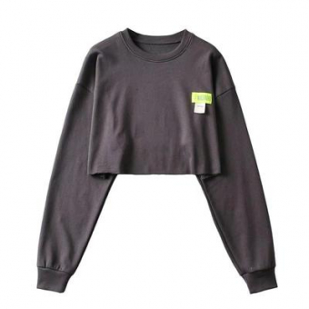 Свитшот укороченный необработанный край 2 нашивки