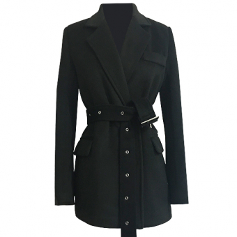 Жакет oversize с широкими плечами и длинным ремнем в заклепках