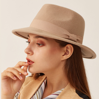 Бежевая шляпа с лентой в цвет