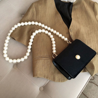 Сумка черная с цепочкой из жемчужин + на клапане жемчужина