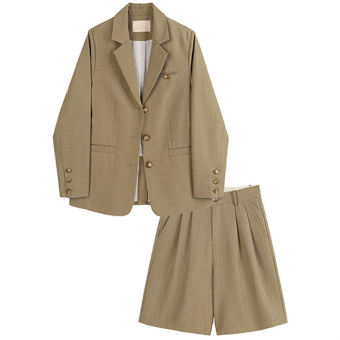 Костюм песочный пиджак черепаховые пуговицы + шорты широкие с защипами