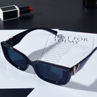 Очки прямоугольные пластик оправа на дужках буква V