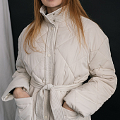 Картинка Пуховик пальто стеганое ромбами и полосами ворот стойка + пояс от магазина LonnaMag