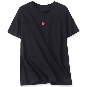 Футболка маленькое красное сердце по середине