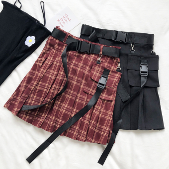 Юбка мини в складку с черными ремнями на карабинах