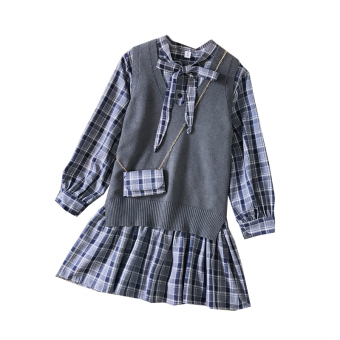 Комплект платье мини в клетку бант на шее + жилет вязаный + сумка мини на цепи