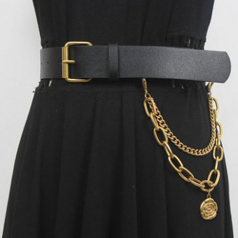 Ремень с пряжкой сбоку 2 цепи на карабине разной длины + цветок