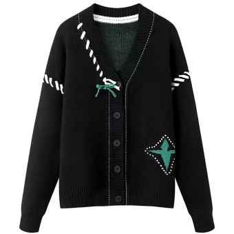 Кардиган 5 черных пуговиц белые пунктирные линии + шнуровка зеленый узор