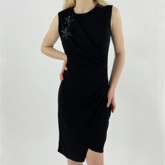 Платье футляр без рукавов драпировка на бок + 2 цветка из бисера