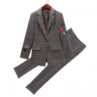 Костюм пиджачный клетка цветочная вышивка на рукавах