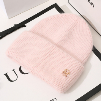 Шапка шерсть сбоку на подвороте буква М