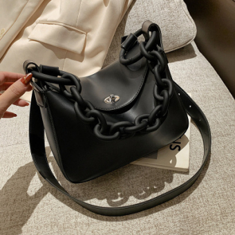 Сумка crossbody приплюснутая крупная матовая цепь