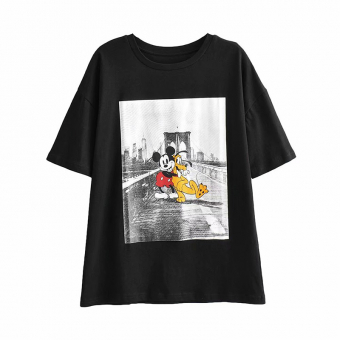 Футболка принт микки и плуто на фоне фото пейзажа