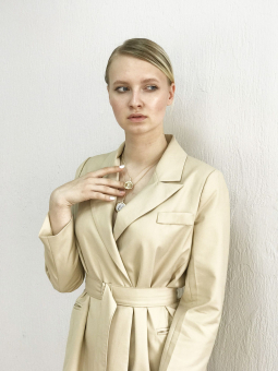 Жакет oversize с широкими плечами и длинным ремнем