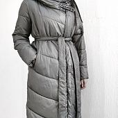 Картинка Пуховик миди на запах застежки на вороте с цепью от магазина LonnaMag