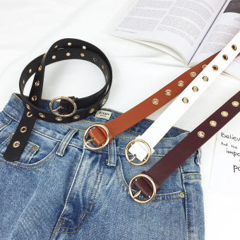 Ремень с золотистой фурнитурой и круглой пряжкой