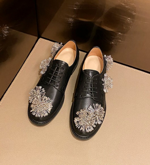 Ботинки кожаные круглый нос шнуровка+декор булавками в виде цветов