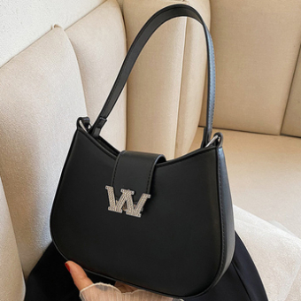 Сумка мессенджер широкая ручка + цепь на клапане буква W в стразах