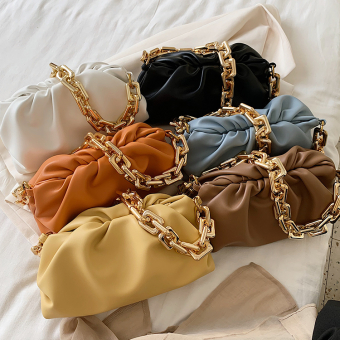 Сумка в стиле модели pouch золотая цепь