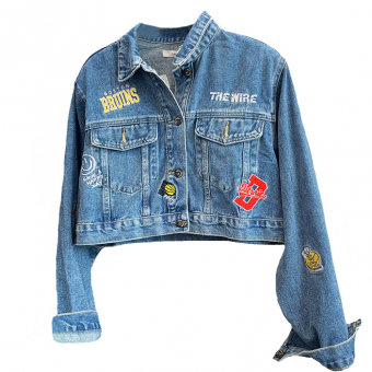 Куртка джинсовая укороченная вышивки надписи смайл логотипы