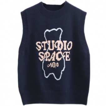 Жилет контур медведя надпись STUDIO SPACE