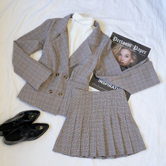 Костюм (пиджак + юбка) в клетку 4 коричневые пуговицы