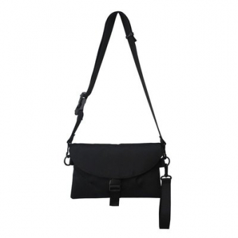 Сумка crossbody конверт застежка по середине на карабин