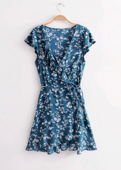 Платье мини запахом с оборкой принт белые цветы