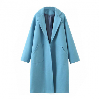 Пальто небесно-голубое спереди карманы сзади шов по длине