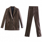 Картинка Костюм эко кожа пиджак прямой 2 пуговицы + брюки снизу по середине разрезы  от магазина LonnaMag