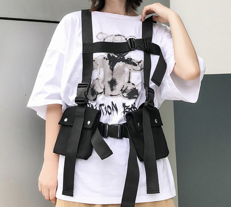 картинка Сумки на ремнях с карабинами 2 сумки спереди одна прямоугольная сзади от магазина LonnaMag