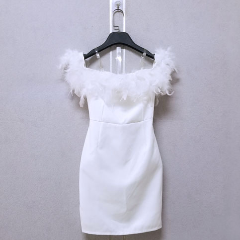 Картинка Платье по фигуре бюстье открытые плечи перья сверху и на руки от магазина LonnaMag